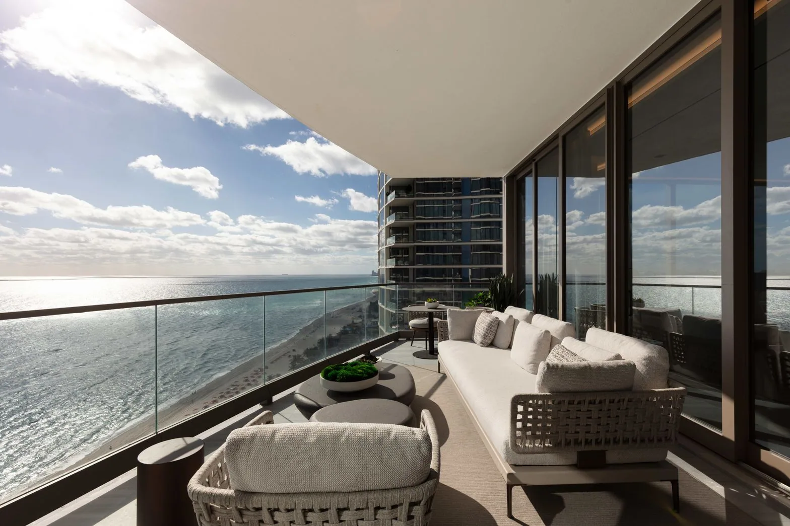 ↑ Acqualina1901_AdrianaLacruz_@Dave_Henz 11.heic · Terraza