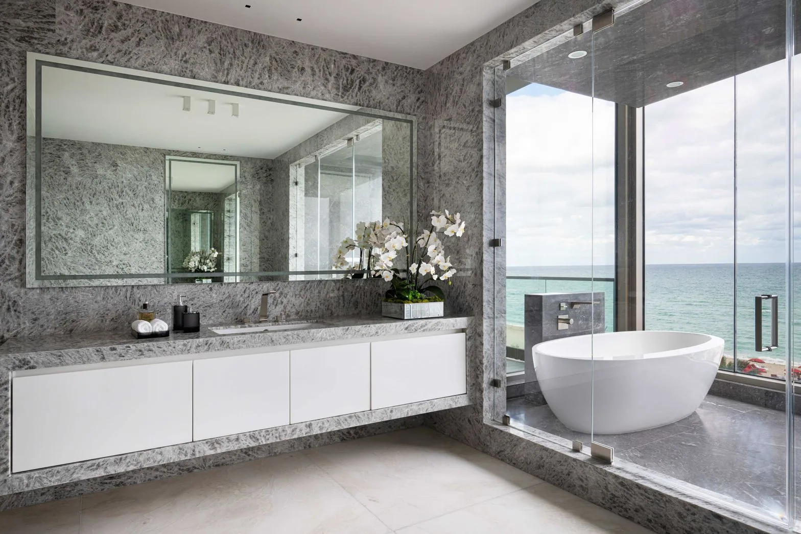 ↑ 10_MasterBathroom_AdrianaLacruz_LacruzDesignStudio@GabrielVolpi.heic