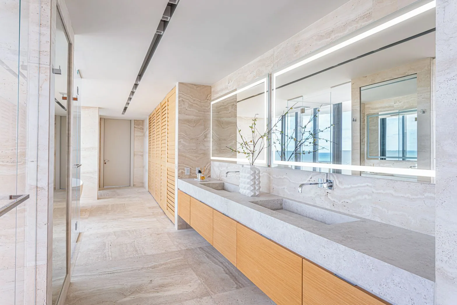 ↑ 10_Regalia_SunnyIsles_Lacruzdesignstudio_Interiors_PhotobyEmilioCollavino.heic