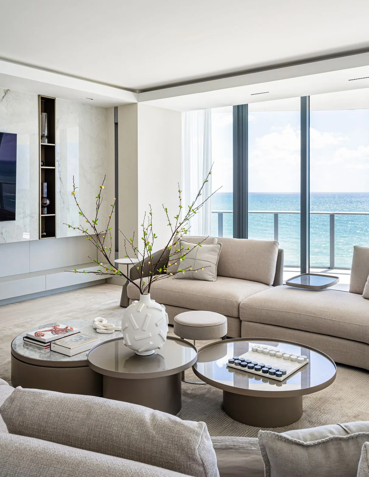 ↑ 1_Regalia_SunnyIsles_Lacruzdesignstudio_Interiors_PhotobyEmilioCollavino.heic