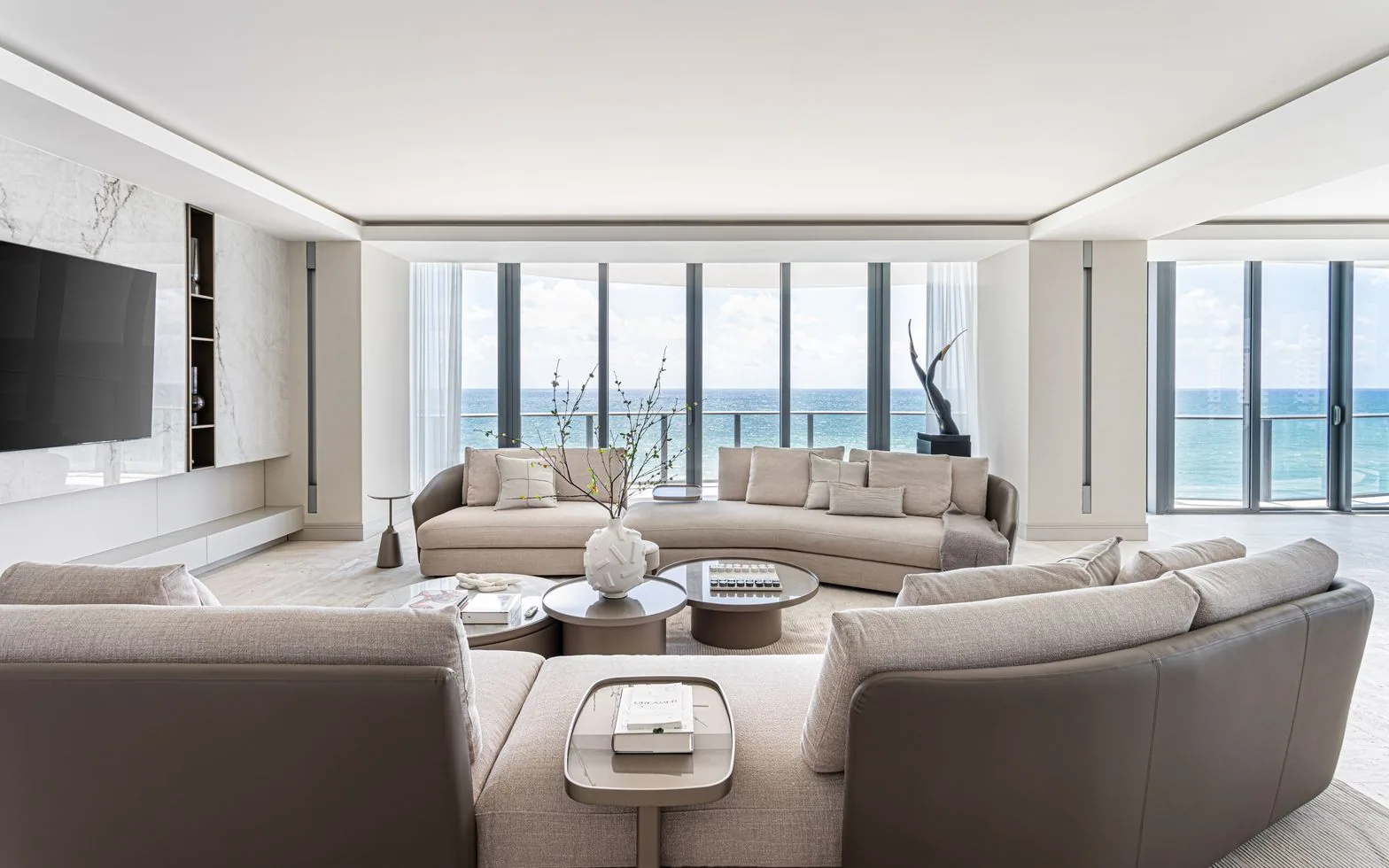 ↑ 2_Regalia_SunnyIsles_Lacruzdesignstudio_Interiors_PhotobyEmilioCollavino.heic