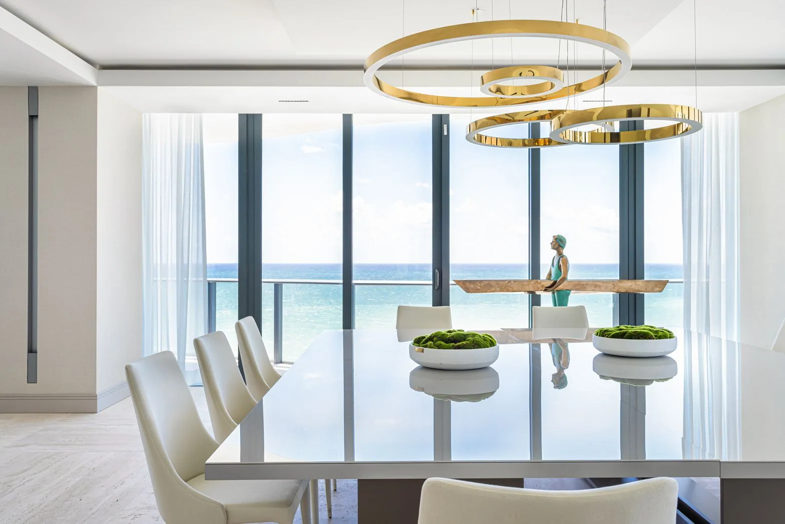 ↑ 3_Regalia_SunnyIsles_Lacruzdesignstudio_Interiors_PhotobyEmilioCollavino.heic