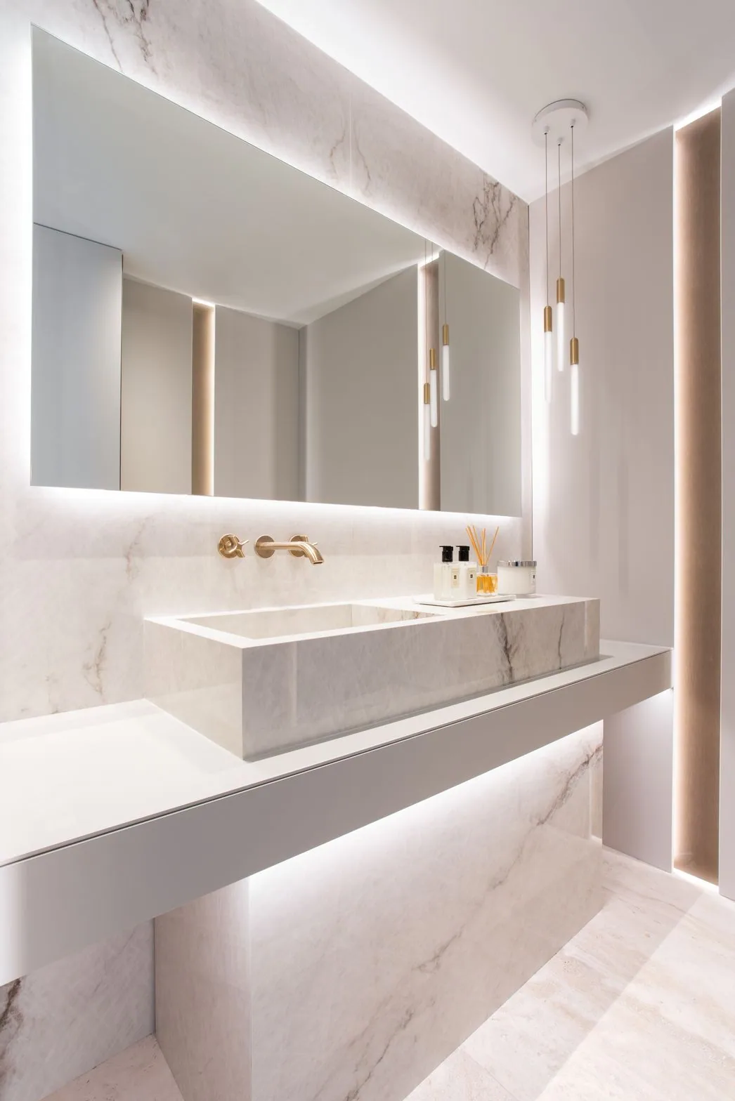 ↑ 5_Regalia_SunnyIsles_Lacruzdesignstudio_Interiors_PhotobyEmilioCollavino.heic