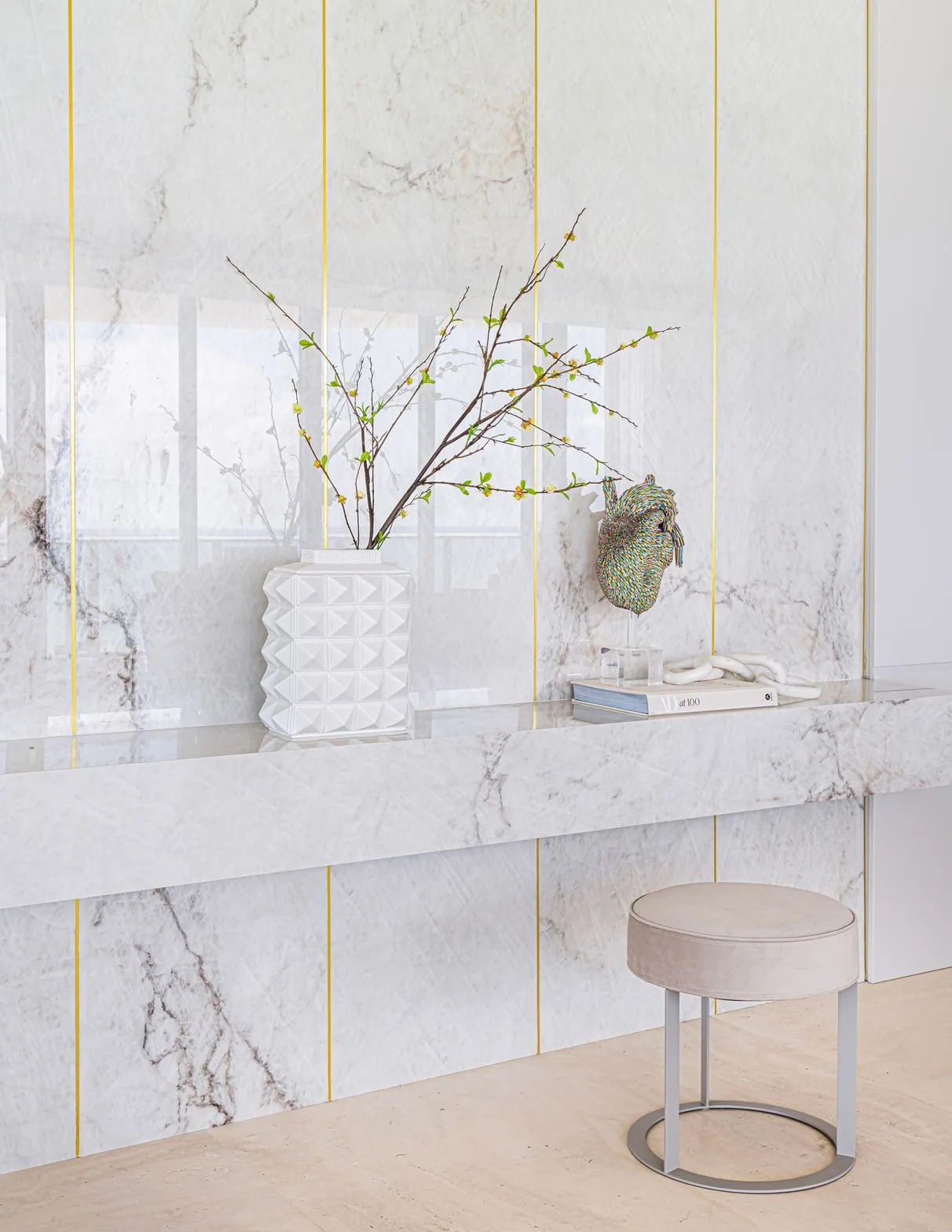 ↑ 7_Regalia_SunnyIsles_Lacruzdesignstudio_Interiors_PhotobyEmilioCollavino.heic