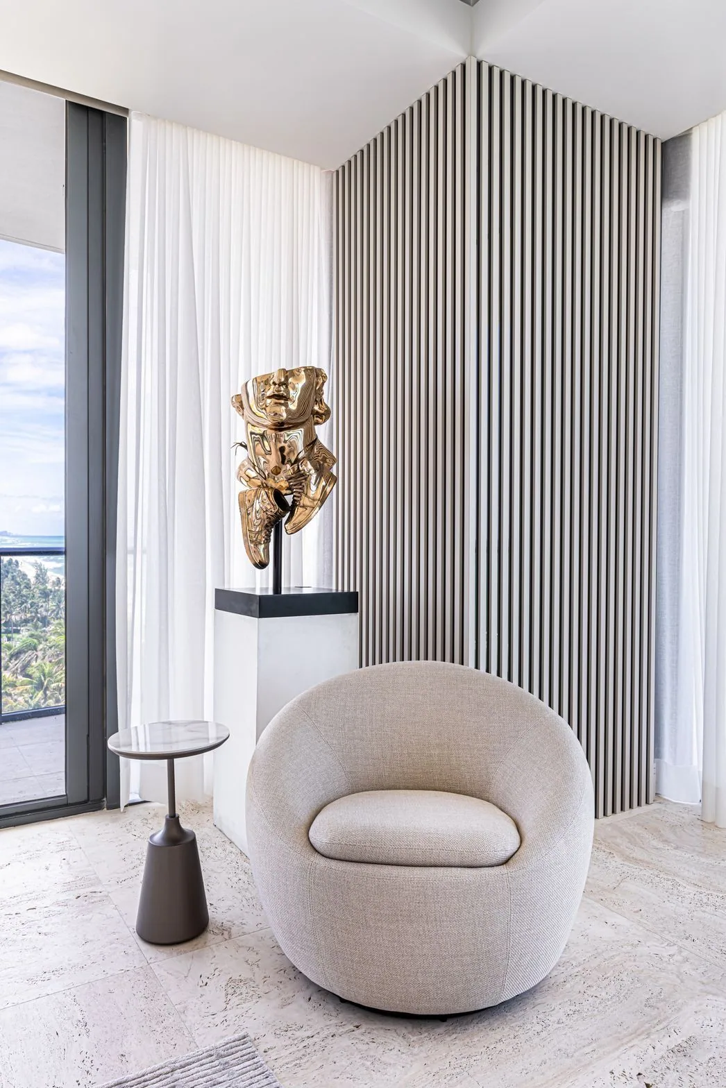 ↑ 9_Regalia_SunnyIsles_Lacruzdesignstudio_Interiors_PhotobyEmilioCollavino.heic